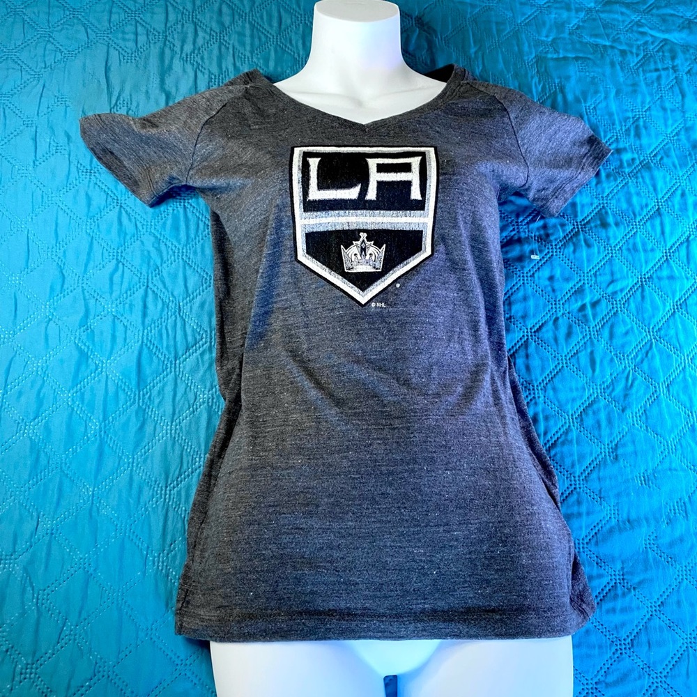 Los Angeles Kings WOMEN V-Neck T-Shirt Crown Logo 🥅🏒 HOCKEY Small t-shirt